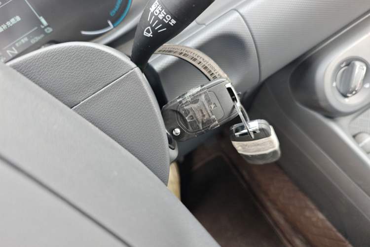 Used Wuling Hongguang New Energy 2025 Extended-Range Hybrid 50KM Comfort Version Interior 1