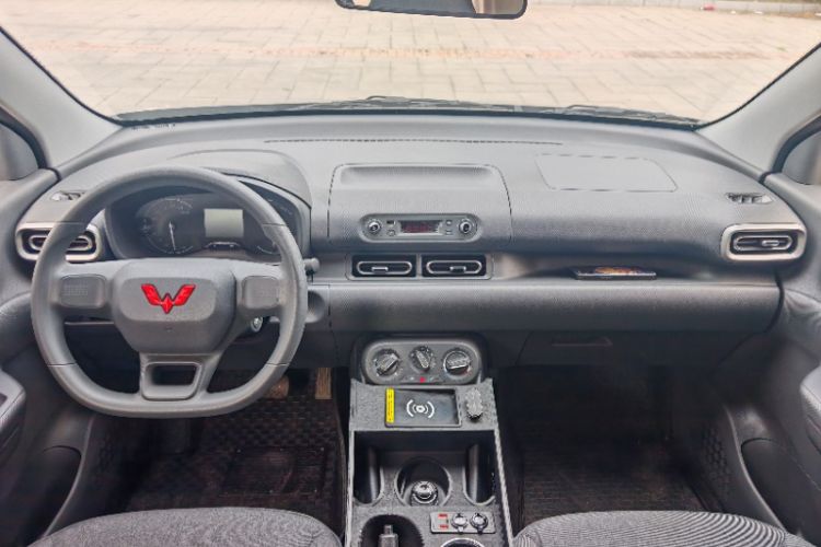 Used Wuling Hongguang New Energy 2025 Extended-Range Hybrid 50 km Utility Version Interior 4