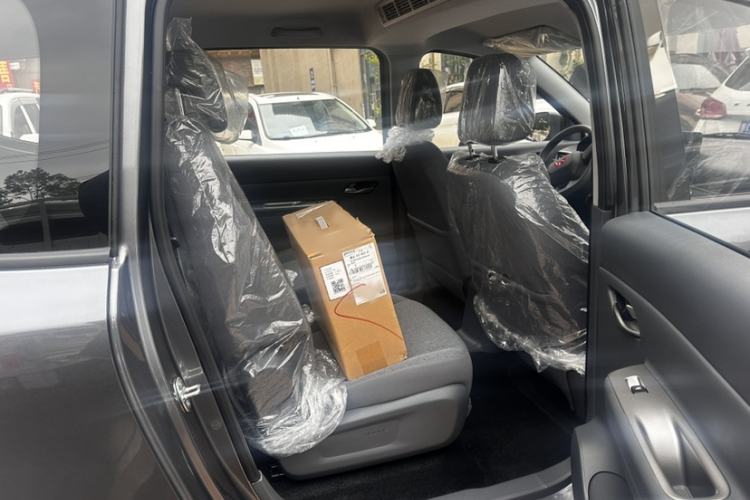 Used Wuling Hongguang New Energy 2025 Extended-Range Hybrid 50KM Comfort Version Interior 6