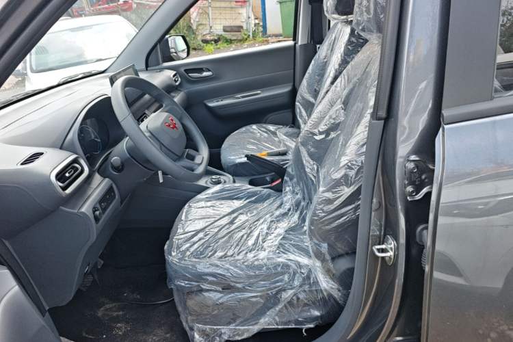 Used Wuling Hongguang New Energy 2025 Extended-Range Hybrid 50KM Comfort Version Left Front Seat