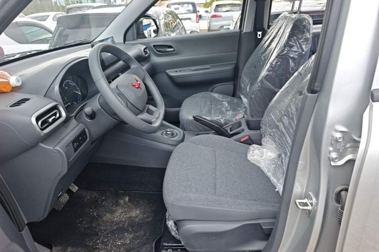 Used Wuling Hongguang New Energy 2025 Extended-Range Hybrid 50 km Standard Version Left Front Seat