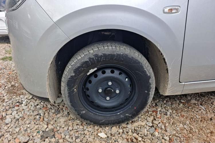 Used Wuling Hongguang New Energy 2025 Extended-Range Hybrid 50 km Standard Version Left Front Wheel Hub