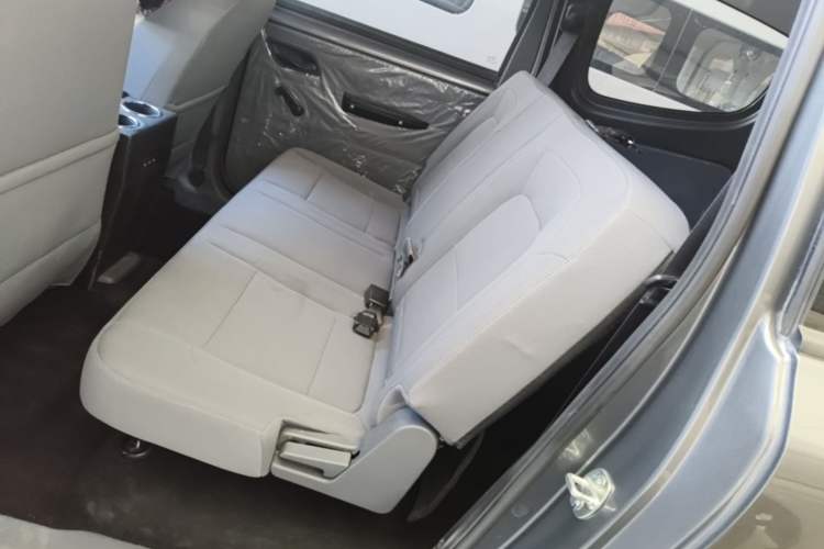 Used Wuling Hongguang New Energy 2025 Extended-Range Hybrid 50 km Utility Version Left Rear Seat