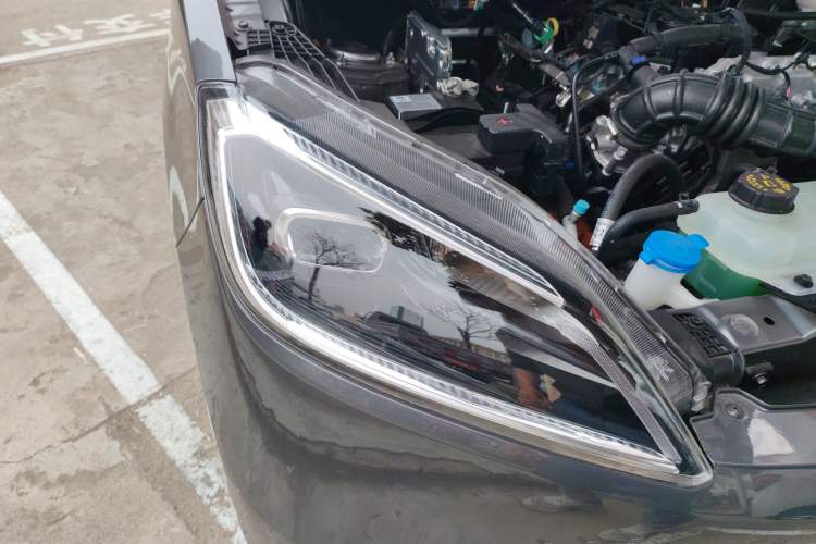 Used Wuling Hongguang New Energy 2025 Extended-Range Hybrid 50 km Standard Version Right Front Headlight