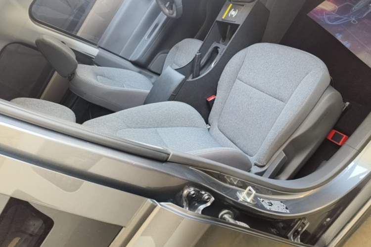 Used Wuling Hongguang New Energy 2025 Extended-Range Hybrid 50 km Utility Version Right Front Seat
