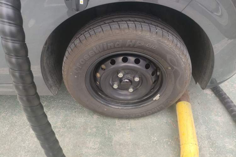 Used Wuling Hongguang New Energy 2025 Model Range-Extending Hybrid 150KM Standard Edition Right Front Wheel Hub