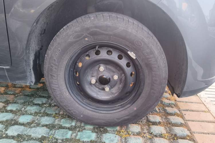 Used Wuling Hongguang New Energy 2025 Model Range-Extending Hybrid 150KM Standard Edition Right Front Wheel Hub