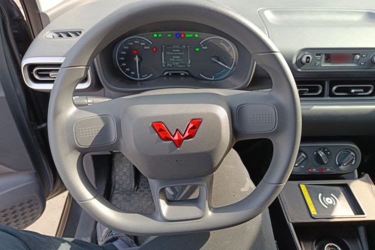 Used Wuling Hongguang New Energy 2025 Extended-Range Hybrid 50 km Utility Version Steering Wheel