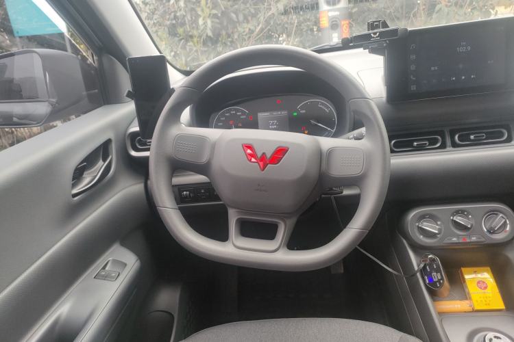 Used Wuling Hongguang New Energy 2025 Model Range-Extending Hybrid 150KM Standard Edition Steering Wheel