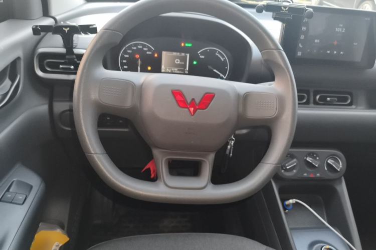 Used Wuling Hongguang New Energy 2025 Model Range-Extending Hybrid 150KM Standard Edition Steering Wheel