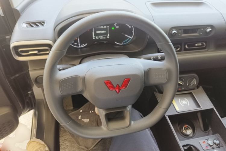 Used Wuling Hongguang New Energy 2025 Extended-Range Hybrid 50 km Utility Version Steering Wheel