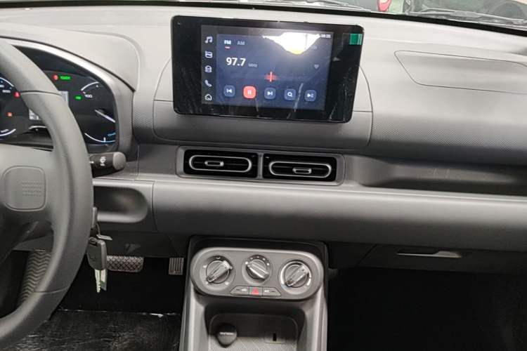 Used Wuling Hongguang New Energy 2025 Extended-Range Hybrid 50 km Standard Version Audio And AC Panel