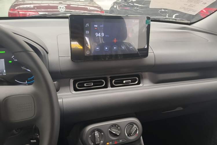 Used Wuling Hongguang New Energy 2025 Extended-Range Hybrid 50 km Standard Version Audio And AC Panel