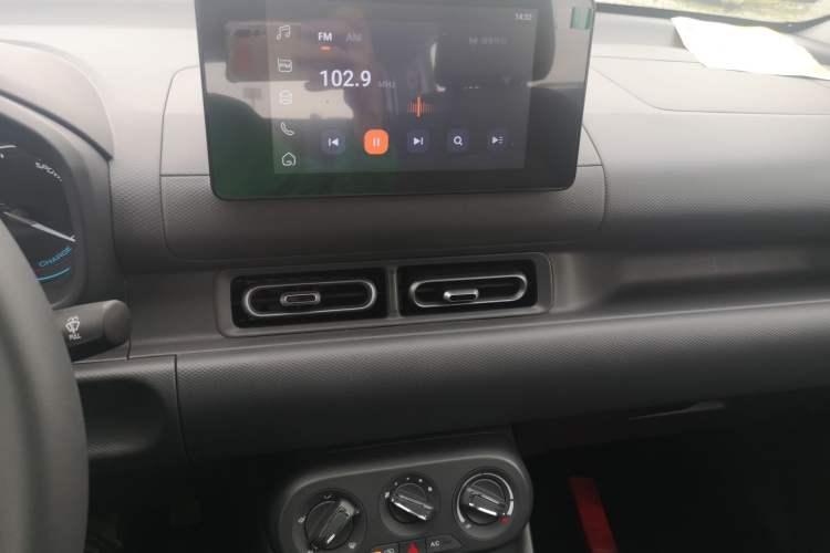Used Wuling Hongguang New Energy 2025 Extended-Range Hybrid 50 km Standard Version Audio And AC Panel