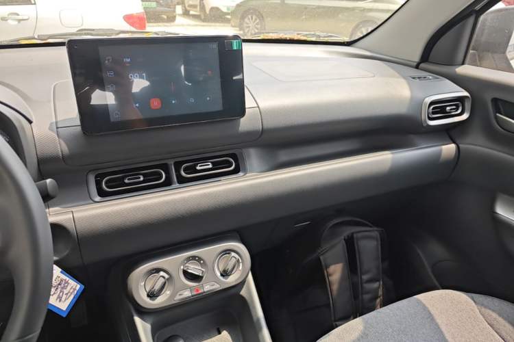 Used Wuling Hongguang New Energy 2025 Extended-Range Hybrid 50KM Comfort Version Audio And AC Panel