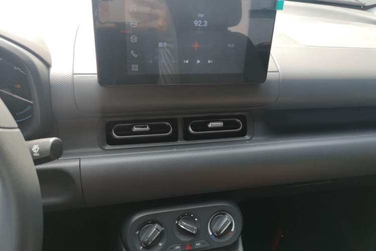 Used Wuling Hongguang New Energy 2025 Extended-Range Hybrid 50KM Comfort Version Audio And AC Panel