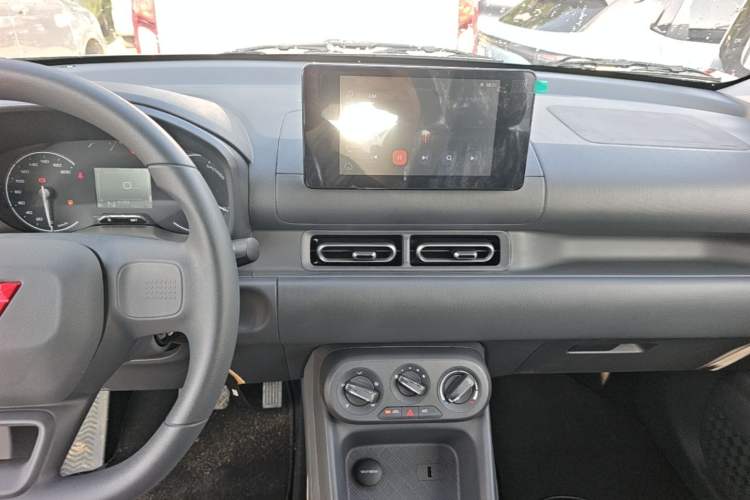 Used Wuling Hongguang New Energy 2025 Extended-Range Hybrid 50KM Comfort Version Audio And AC Panel