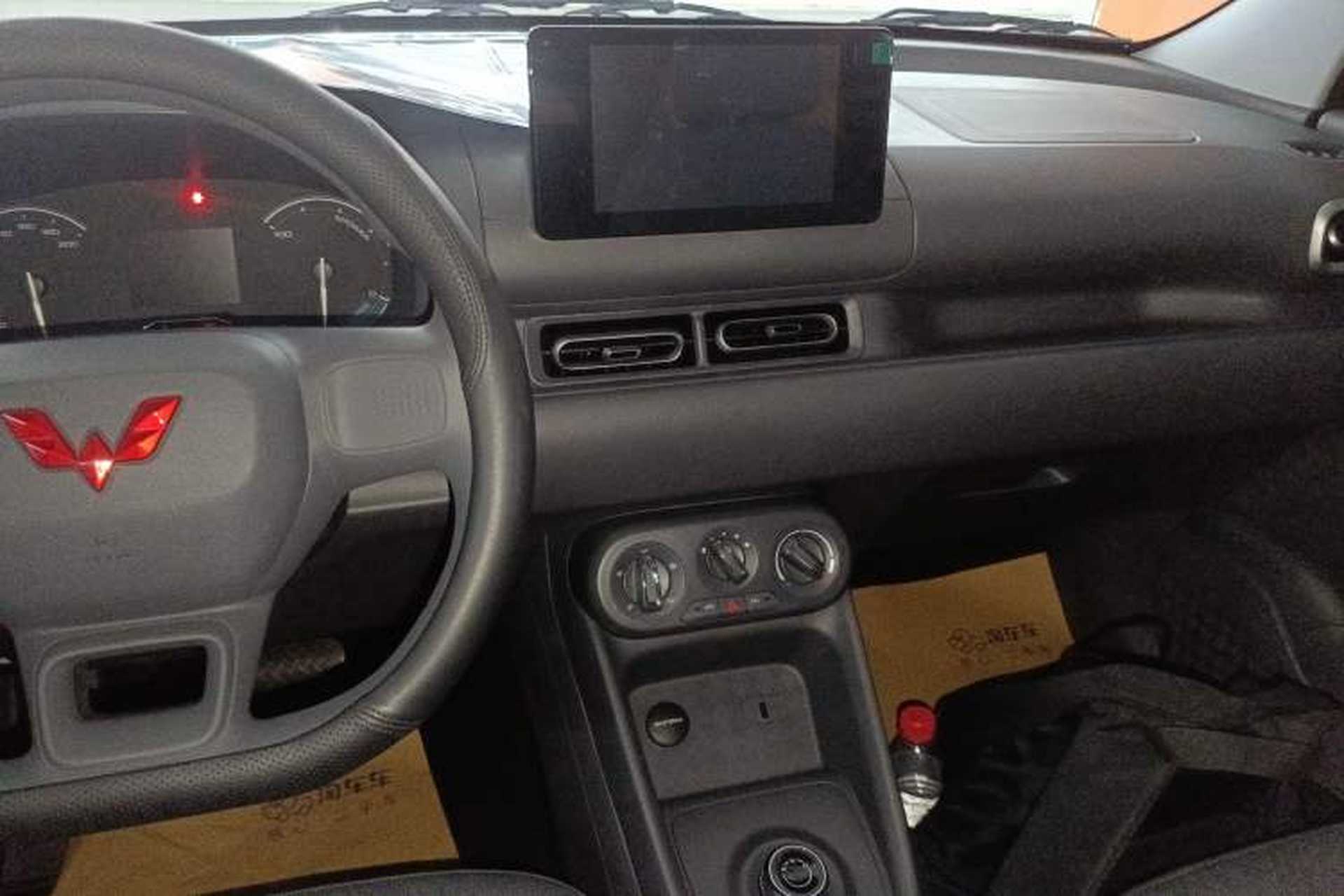 Used Wuling Hongguang New Energy 2025 Extended-Range Hybrid 50KM Comfort Version Audio And AC Panel