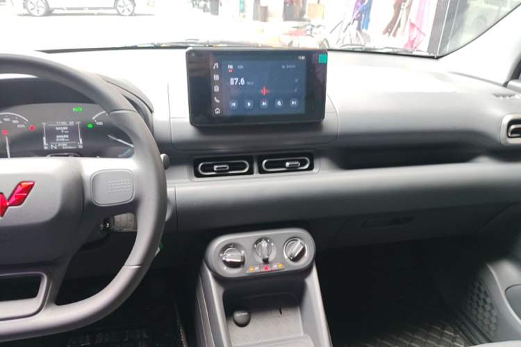 Used Wuling Hongguang New Energy 2025 Extended-Range Hybrid 50KM Comfort Version Audio And AC Panel
