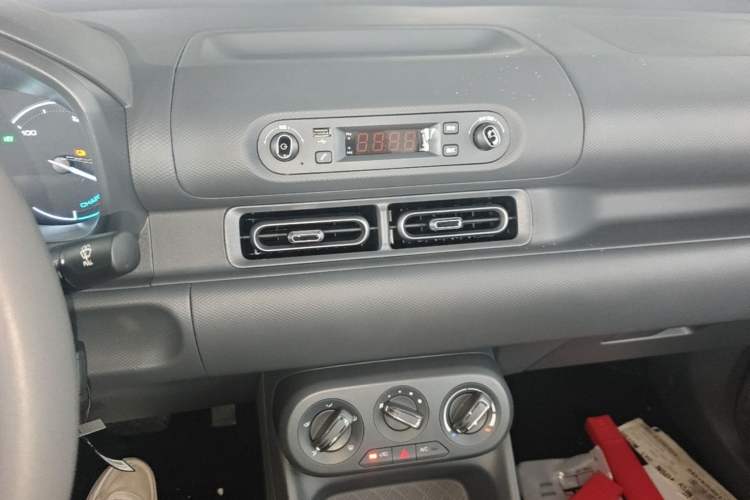 Used Wuling Hongguang New Energy 2025 Extended-Range Hybrid 50 km Utility Version Audio And AC Panel