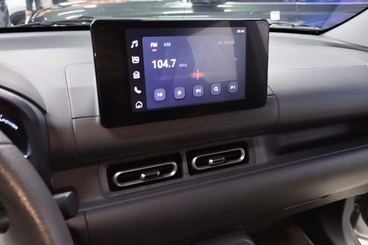 Used Wuling Hongguang New Energy 2025 Extended-Range Hybrid 50KM Comfort Version Audio And AC Panel