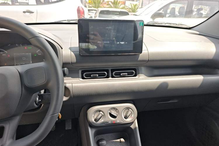 Used Wuling Hongguang New Energy 2025 Extended-Range Hybrid 50KM Comfort Version Audio And AC Panel