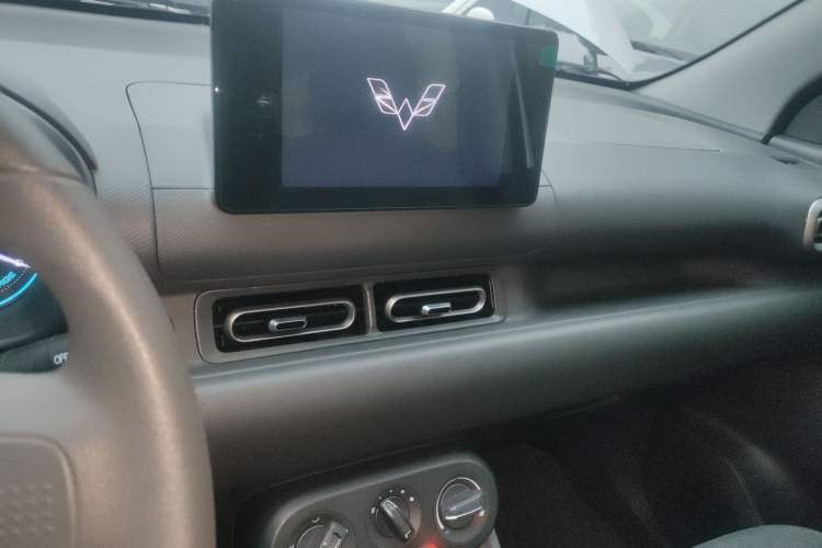Used Wuling Hongguang New Energy 2025 Extended-Range Hybrid 50KM Comfort Version Audio And AC Panel
