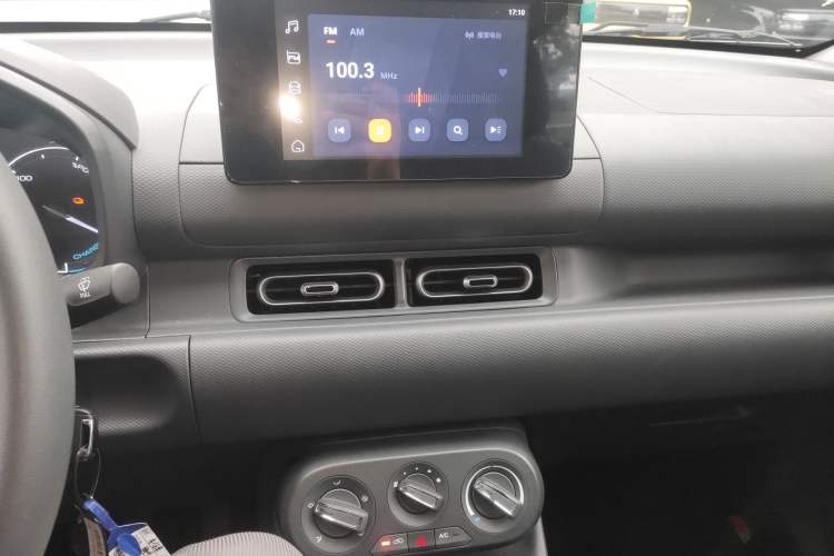 Used Wuling Hongguang New Energy 2025 Extended-Range Hybrid 50KM Comfort Version Audio And AC Panel