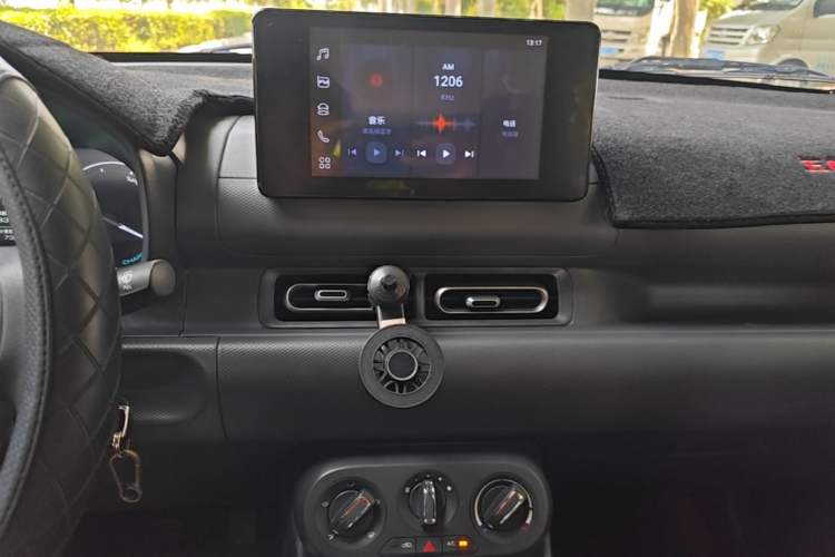 Used Wuling Hongguang New Energy 2025 Extended-Range Hybrid 50KM Comfort Version Audio And AC Panel