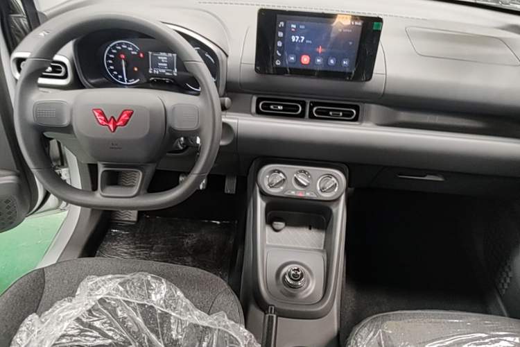Used Wuling Hongguang New Energy 2025 Extended-Range Hybrid 50 km Standard Version Center Console