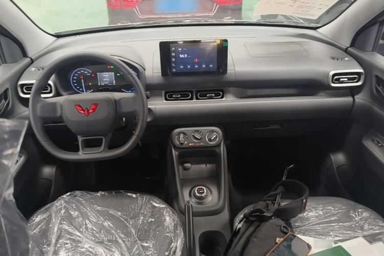 Used Wuling Hongguang New Energy 2025 Extended-Range Hybrid 50 km Standard Version Center Console