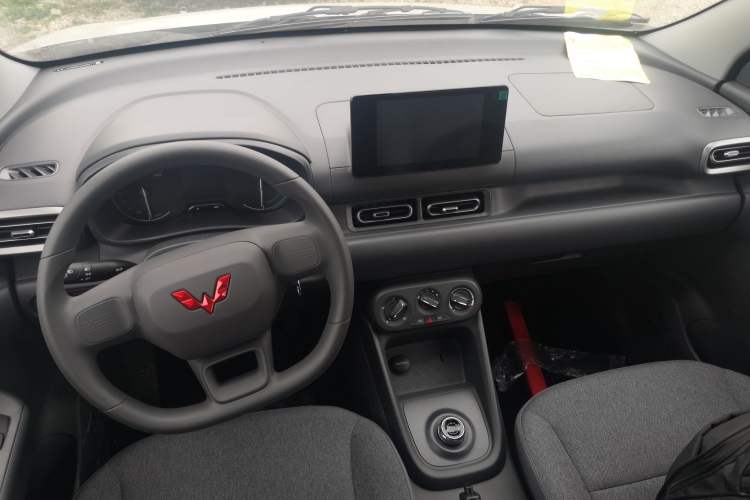 Used Wuling Hongguang New Energy 2025 Extended-Range Hybrid 50 km Standard Version Center Console