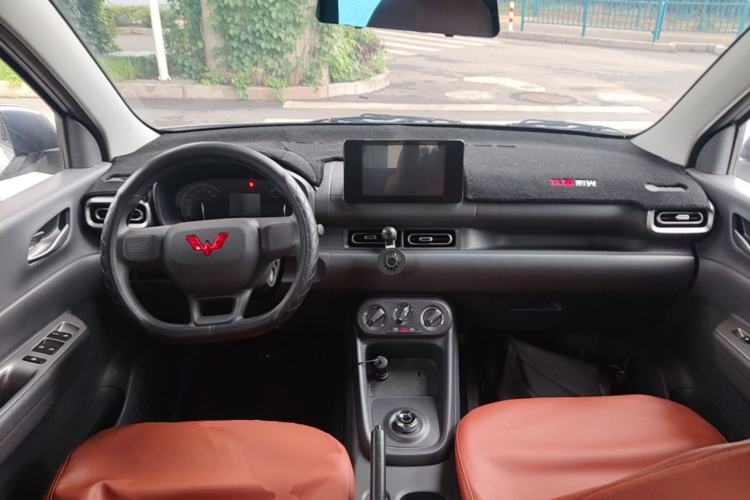 Used Wuling Hongguang New Energy 2025 Extended-Range Hybrid 50KM Comfort Version Center Console