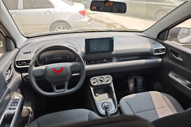 Used Wuling Hongguang New Energy 2025 Extended-Range Hybrid 50KM Comfort Version Center Console