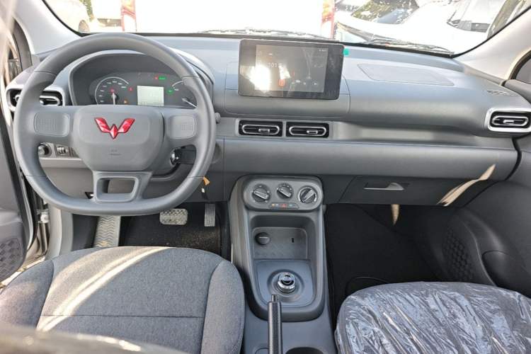 Used Wuling Hongguang New Energy 2025 Extended-Range Hybrid 50KM Comfort Version Center Console