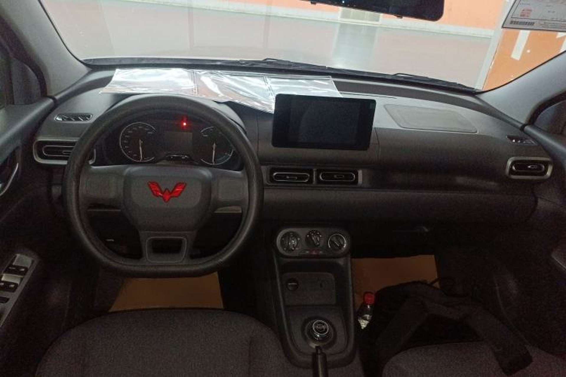 Used Wuling Hongguang New Energy 2025 Extended-Range Hybrid 50KM Comfort Version Center Console