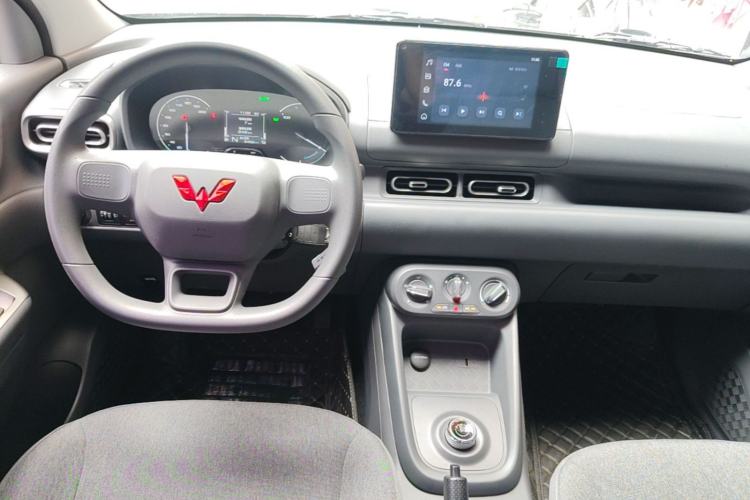 Used Wuling Hongguang New Energy 2025 Extended-Range Hybrid 50KM Comfort Version Center Console
