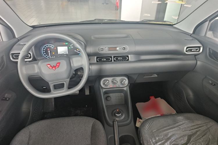 Used Wuling Hongguang New Energy 2025 Extended-Range Hybrid 50 km Utility Version Center Console