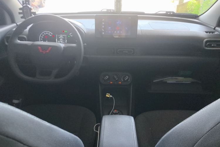 Used Wuling Hongguang New Energy 2025 Extended-Range Hybrid 50 km Standard Version Center Console