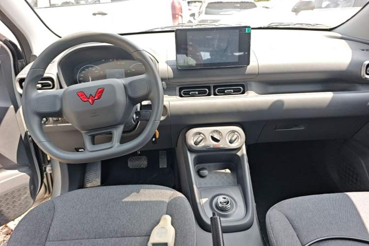Used Wuling Hongguang New Energy 2025 Extended-Range Hybrid 50KM Comfort Version Center Console