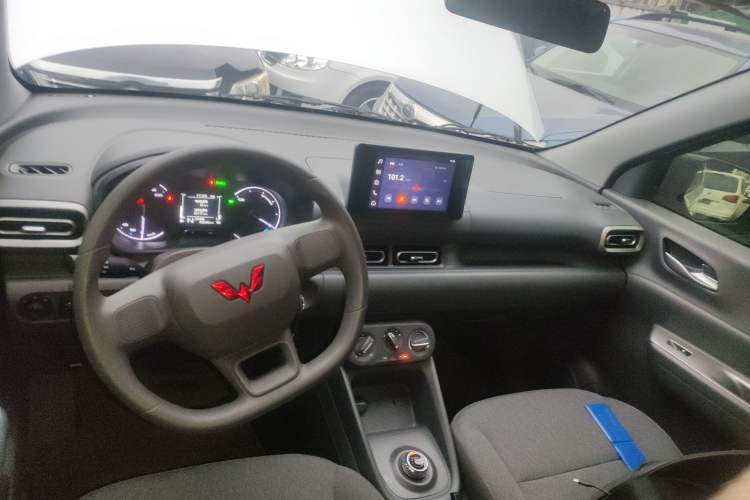 Used Wuling Hongguang New Energy 2025 Extended-Range Hybrid 50KM Comfort Version Center Console