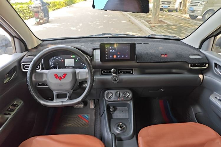 Used Wuling Hongguang New Energy 2025 Extended-Range Hybrid 50KM Comfort Version Center Console