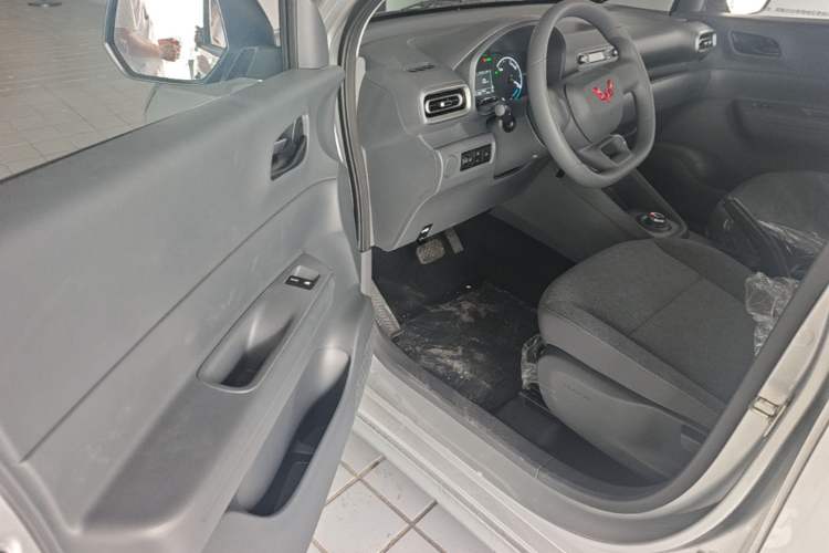 Used Wuling Hongguang New Energy 2025 Extended-Range Hybrid 50 km Utility Version Driver Seat