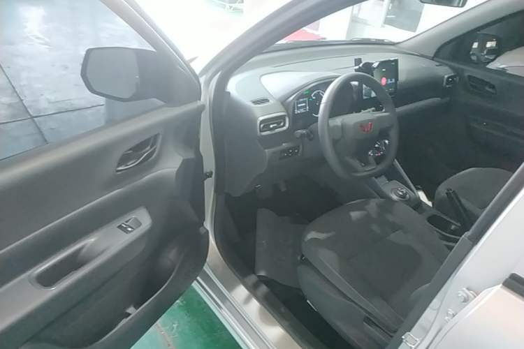 Used Wuling Hongguang New Energy 2025 Extended-Range Hybrid 50 km Utility Version Driver Seat