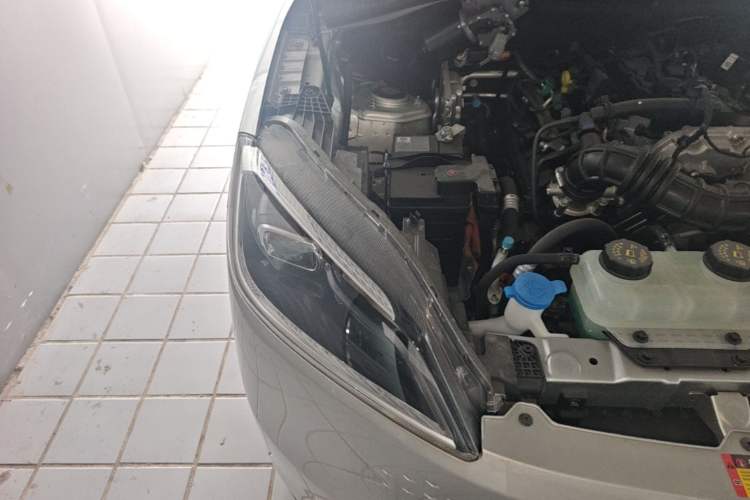 Used Wuling Hongguang New Energy 2025 Extended-Range Hybrid 50 km Utility Version Engine Bay Right