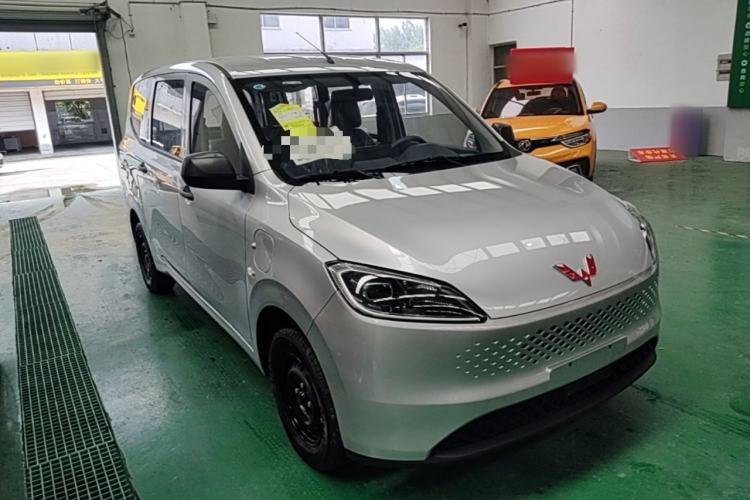 Used Wuling Hongguang New Energy 2025 Extended-Range Hybrid 50 km Standard Version Front Right 45 Deg