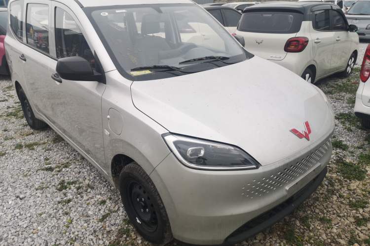 Used Wuling Hongguang New Energy 2025 Extended-Range Hybrid 50 km Standard Version Front Right 45 Deg