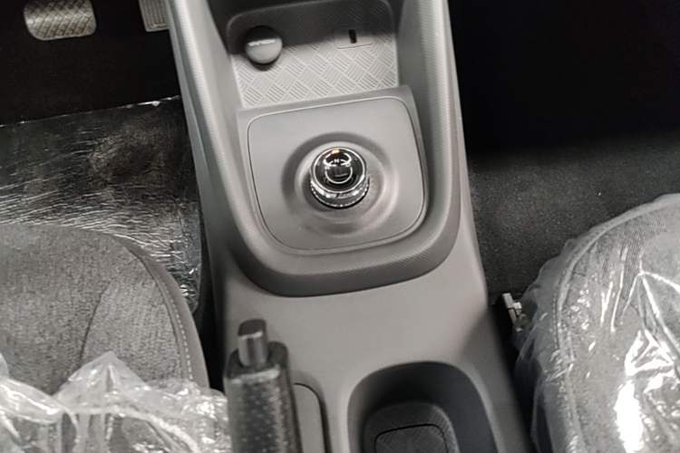 Used Wuling Hongguang New Energy 2025 Extended-Range Hybrid 50 km Standard Version Gear Lever