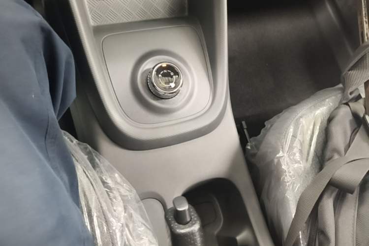Used Wuling Hongguang New Energy 2025 Extended-Range Hybrid 50 km Standard Version Gear Lever