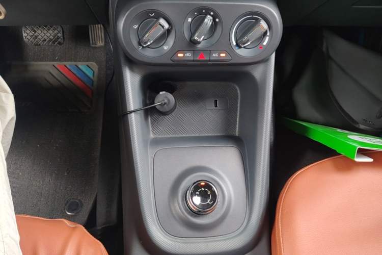 Used Wuling Hongguang New Energy 2025 Extended-Range Hybrid 50KM Comfort Version Gear Lever